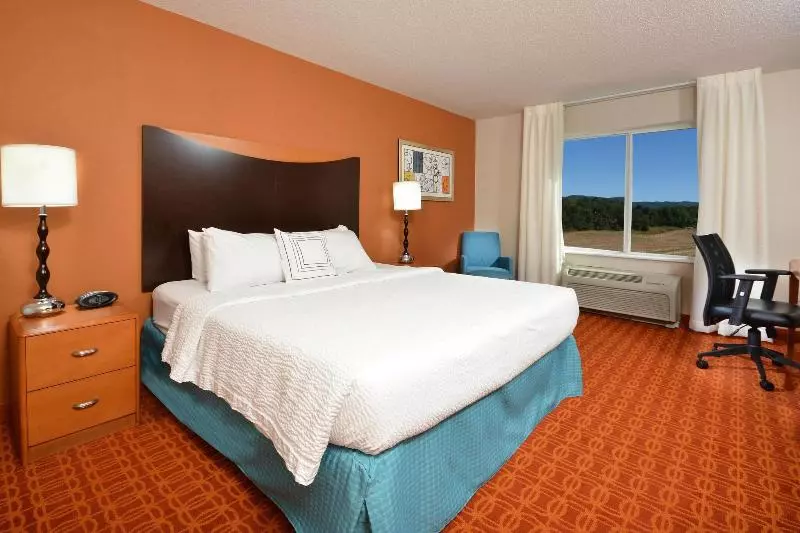 キングサイズベッドのスタンダードルーム, Fairfield Inn & Suites Wytheville