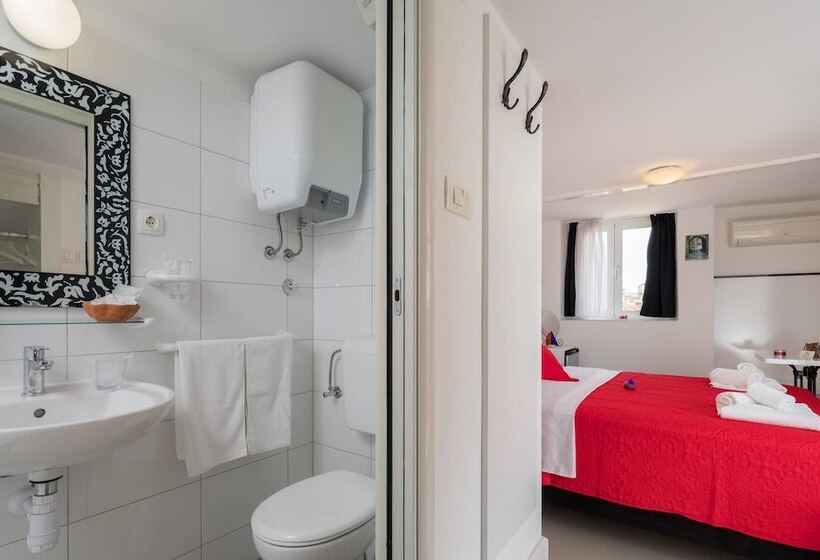 Utcára Néző Standard Szoba, Plr Accommodation