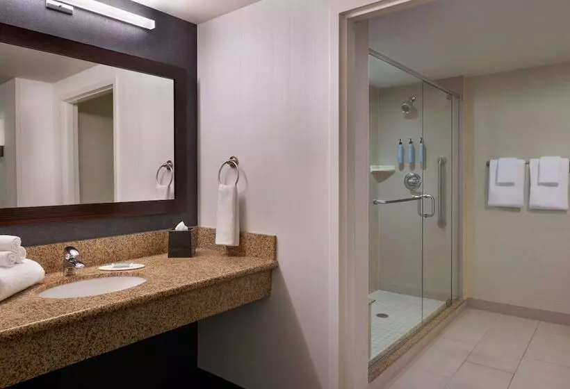 اتاق استاندارد, Courtyard By Marriott Calgary Airport