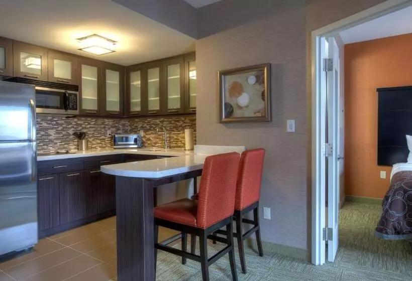 キングサイズベッドのスイートルーム, Staybridge Suites Hamilton   Downtown, An Ihg