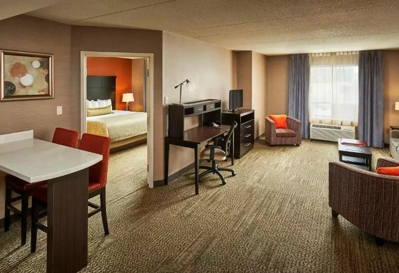 キングサイズベッドのスイートルーム, Staybridge Suites Hamilton   Downtown, An Ihg
