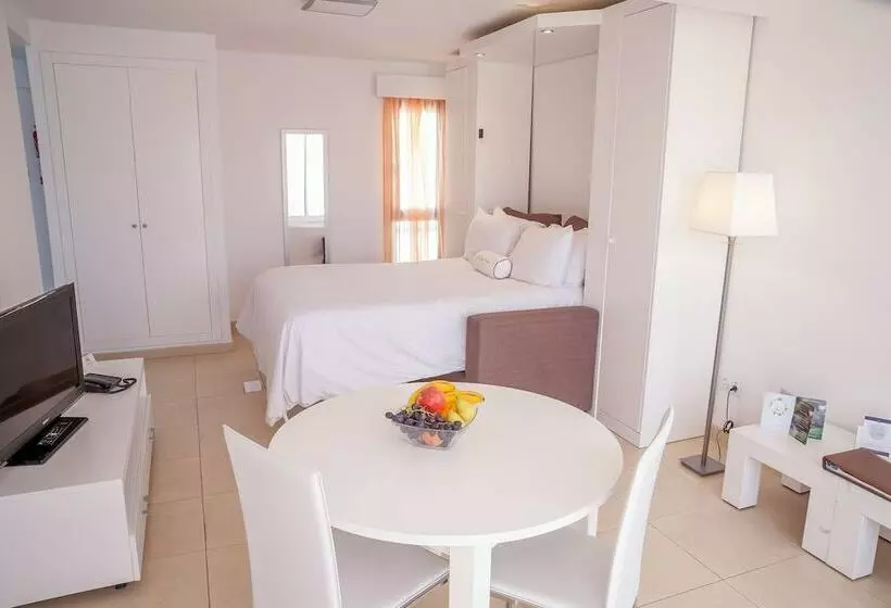 استودیوی استاندارد, Sunset Bay Club