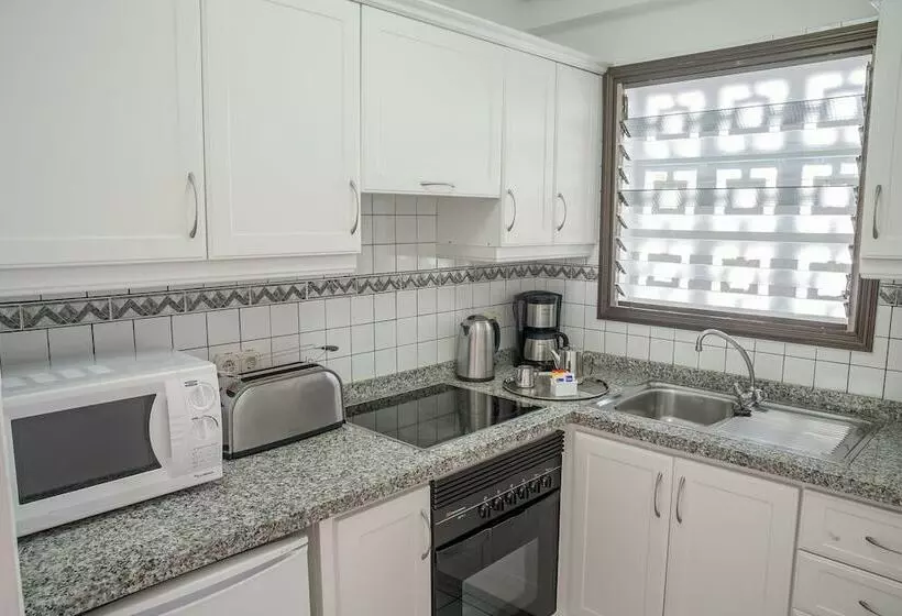 استودیوی استاندارد, Sunset Bay Club