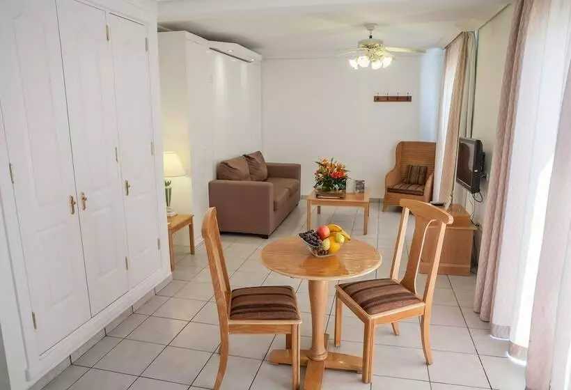 استودیوی استاندارد, Sunset Bay Club