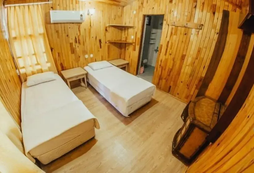 بانگلوی استاندارد, Kadir S Top Tree Houses