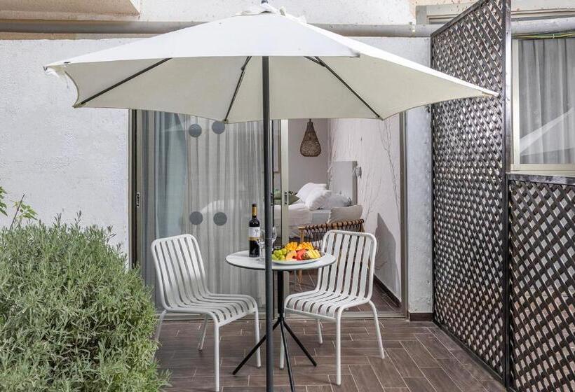 Номер Стандарт Трехместный, C Hotel Neve Ilan