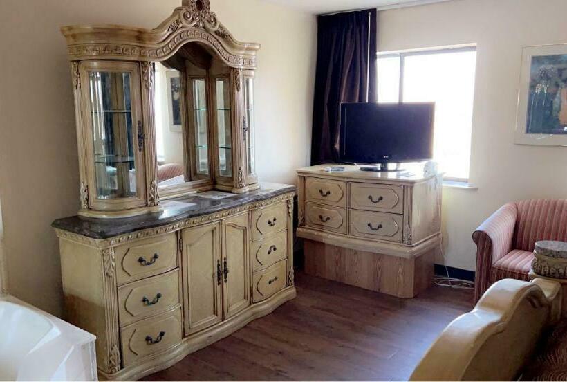 Номер Deluxe Кровать Кинг, Baymont By Wyndham Battle Creek/i94
