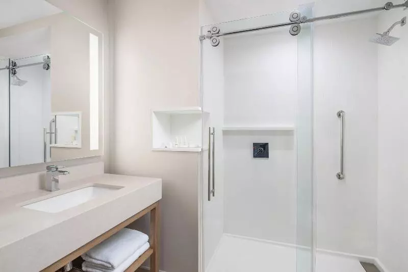 اتاق سوپریور با تخت بزرگ, Courtyard By Marriott Port Of Spain