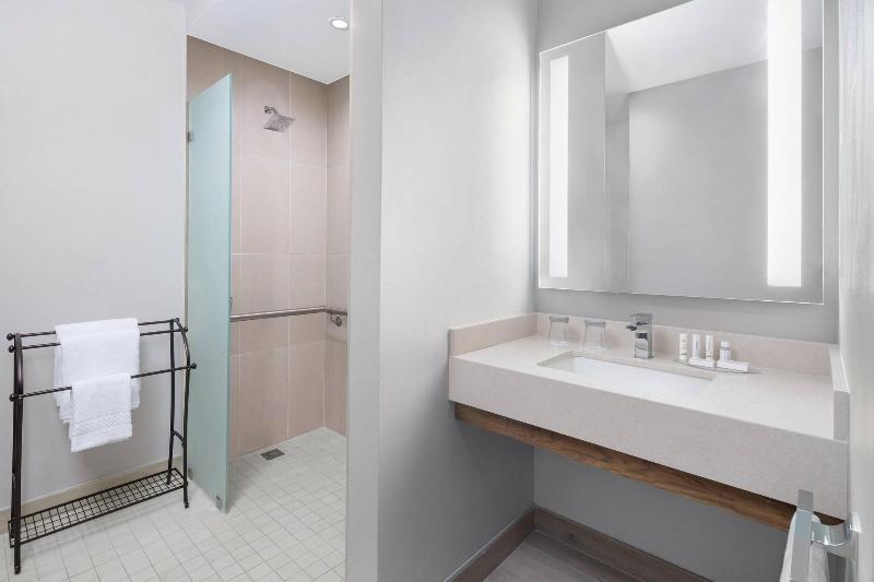اتاق استاندارد با تخت بزرگ, Courtyard By Marriott Port Of Spain