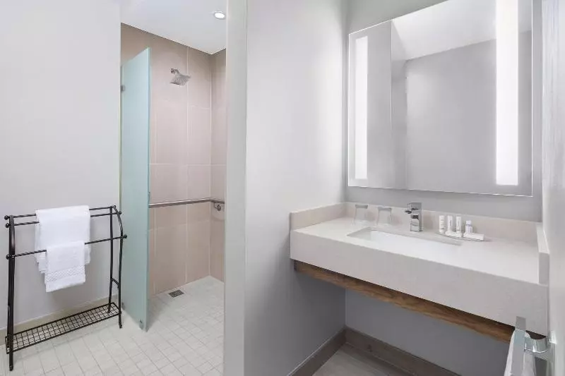 اتاق استاندارد با تخت بزرگ, Courtyard By Marriott Port Of Spain