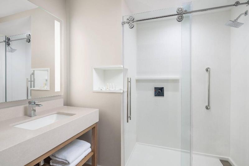 اتاق استاندارد با تخت بزرگ, Courtyard By Marriott Port Of Spain