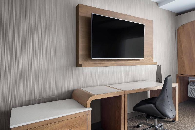 اتاق استاندارد با تخت بزرگ, Courtyard By Marriott Port Of Spain