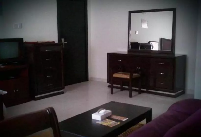 استودیوی لوکس, Paradise Inn