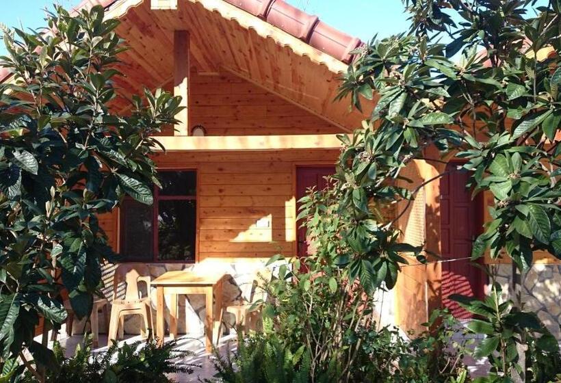 חדר סטנדרט לשלושה עם מרפסת, Ugur Pansiyon Bungalows