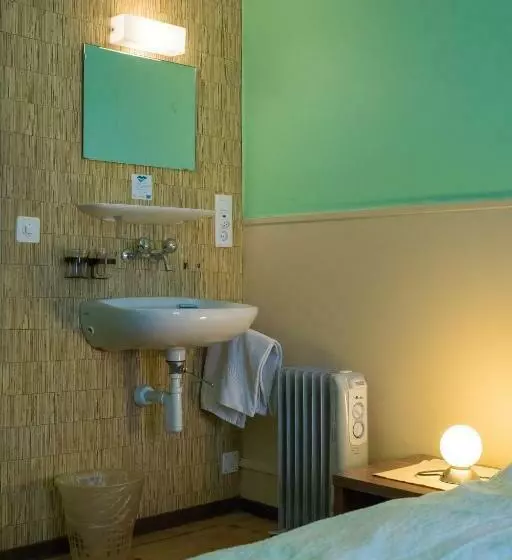 バスルーム共有のトリプルスタンダード, Budget Waldhotel Unspunnen
