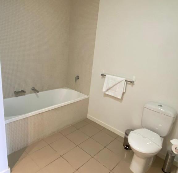 Апартаменты Deluxe 3 Спальни, Akom At Docklands