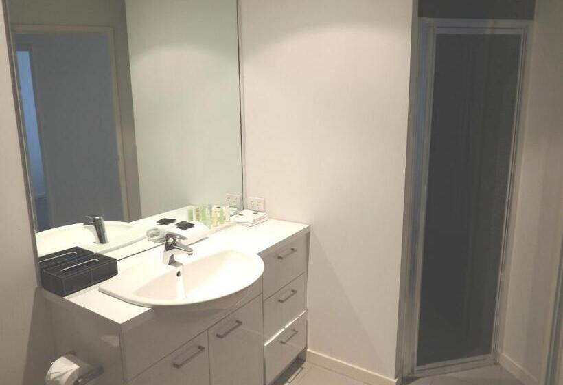 2 Bedroom Apartment with Views, Akom At Docklands