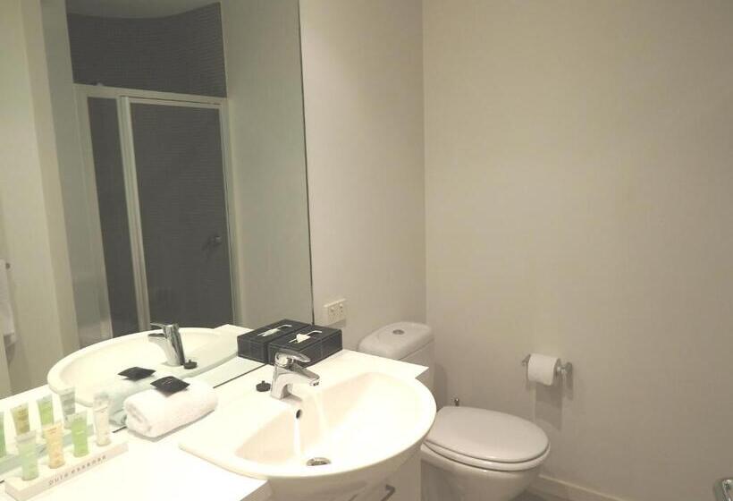 2 Bedroom Apartment with Views, Akom At Docklands