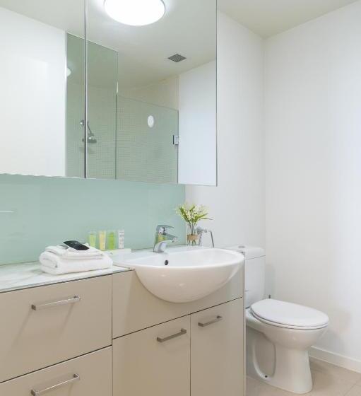 2 Bedroom Apartment with Views, Akom At Docklands