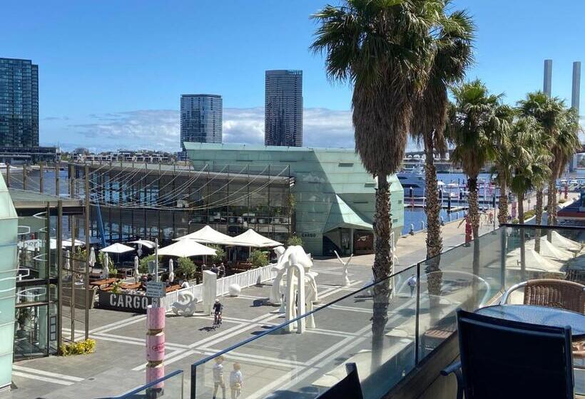 Апартаменты Deluxe 3 Спальни, Akom At Docklands