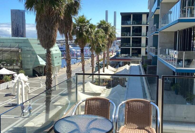 Апартаменты Deluxe 3 Спальни, Akom At Docklands