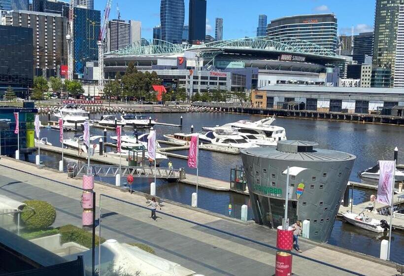 Апартаменты Deluxe 3 Спальни, Akom At Docklands