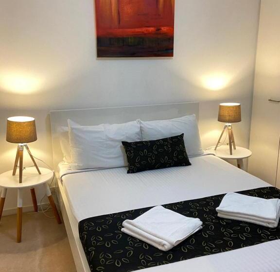Апартаменты Deluxe 3 Спальни, Akom At Docklands