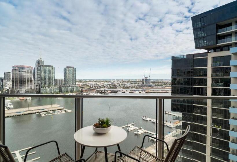 2 Bedroom Apartment with Views, Akom At Docklands