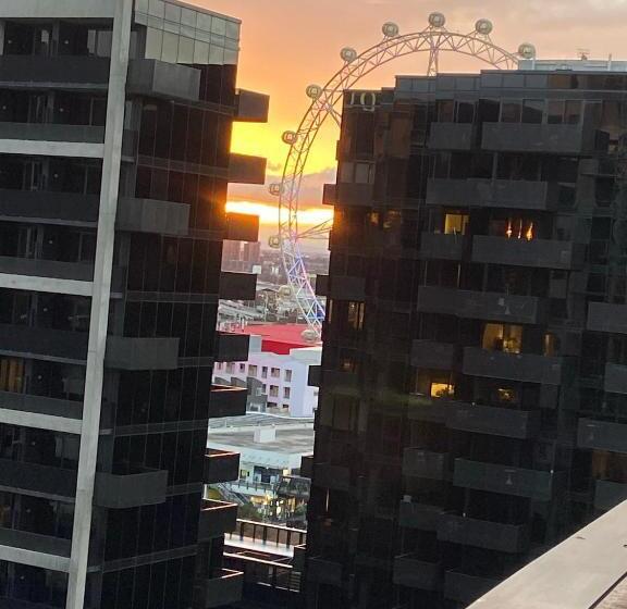 2 Bedroom Apartment with Views, Akom At Docklands