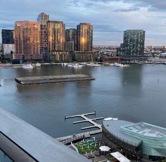 2 Bedroom Apartment with Views, Akom At Docklands