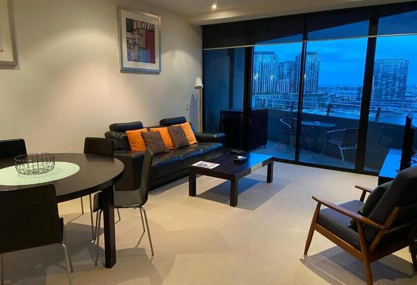 2 Bedroom Apartment with Views, Akom At Docklands