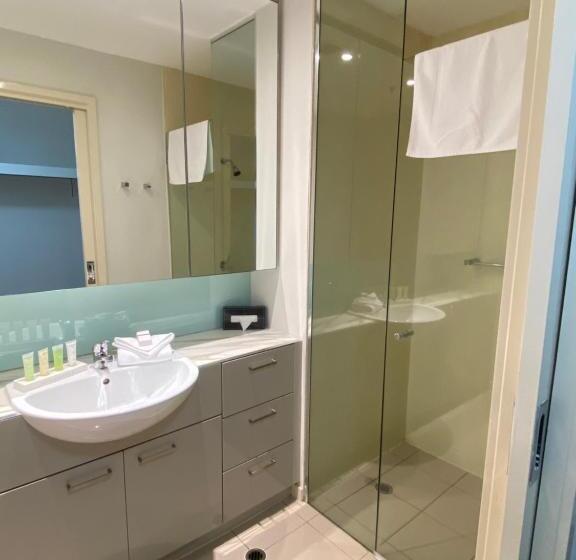 2 Bedroom Apartment with Views, Akom At Docklands