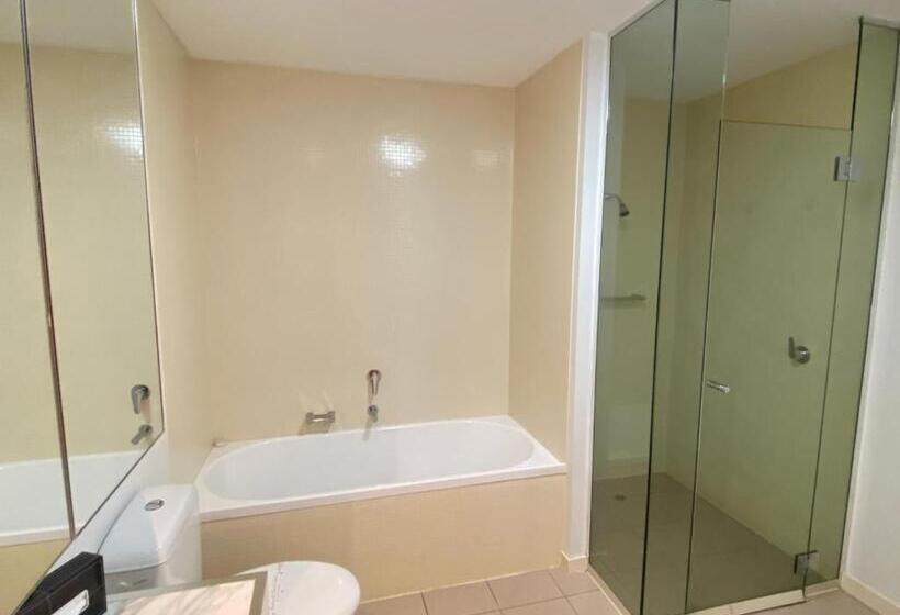 2 Bedroom Apartment with Views, Akom At Docklands