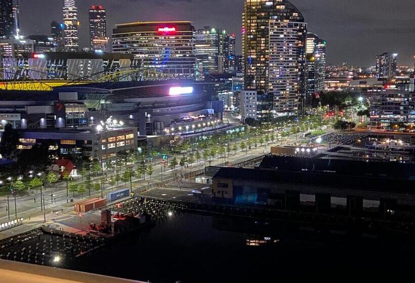 Апартаменты Deluxe 3 Спальни, Akom At Docklands