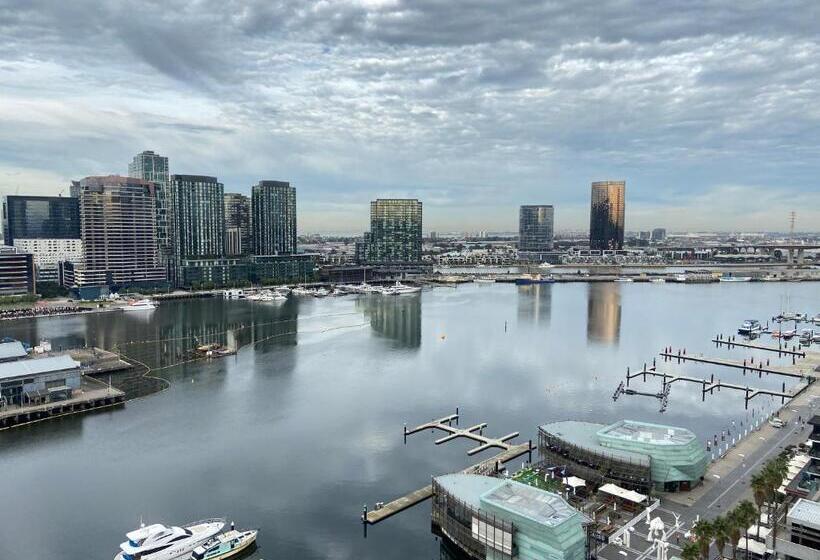 Апартаменты Deluxe 3 Спальни, Akom At Docklands