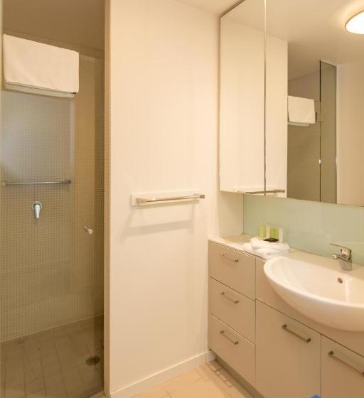 2 Bedroom Apartment with Views, Akom At Docklands