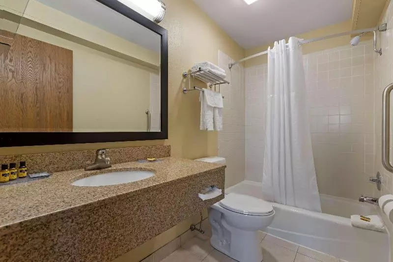キングサイズベッドのスタンダードルーム, Best Western Plus Altoona Inn
