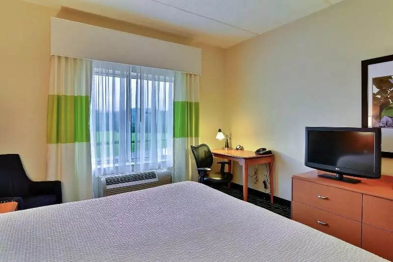 キングサイズベッドのスタンダードルーム, Fairfield Inn & Suites Huntingdon Raystown Lake