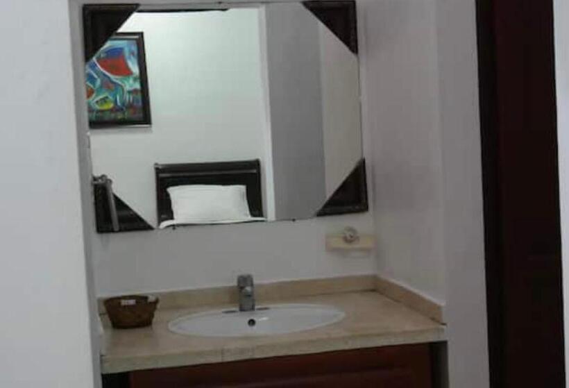 اتاق لوکس, Luis V Santo Domingo