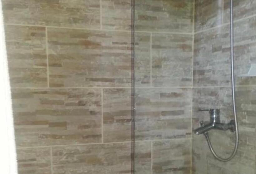 اتاق لوکس, Luis V Santo Domingo