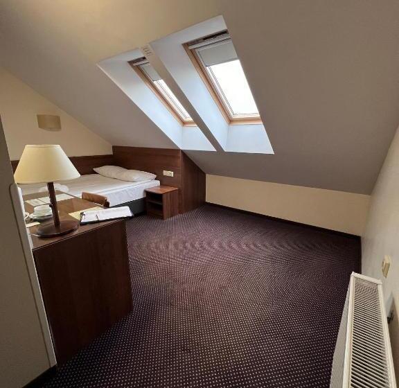 اتاق استاندارد یک نفره, Memel