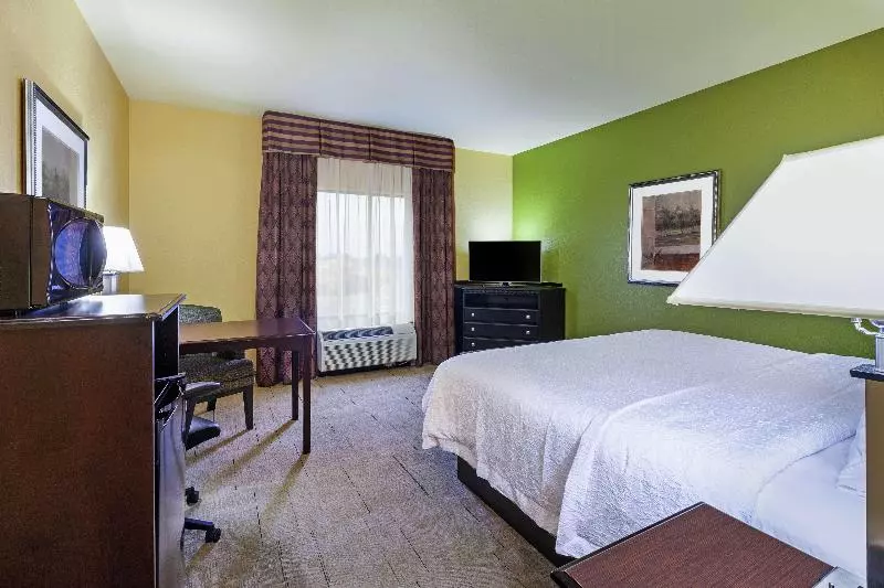 キングサイズベッドのスタンダードルーム, Hampton Inn & Suites Tulsa North/owasso