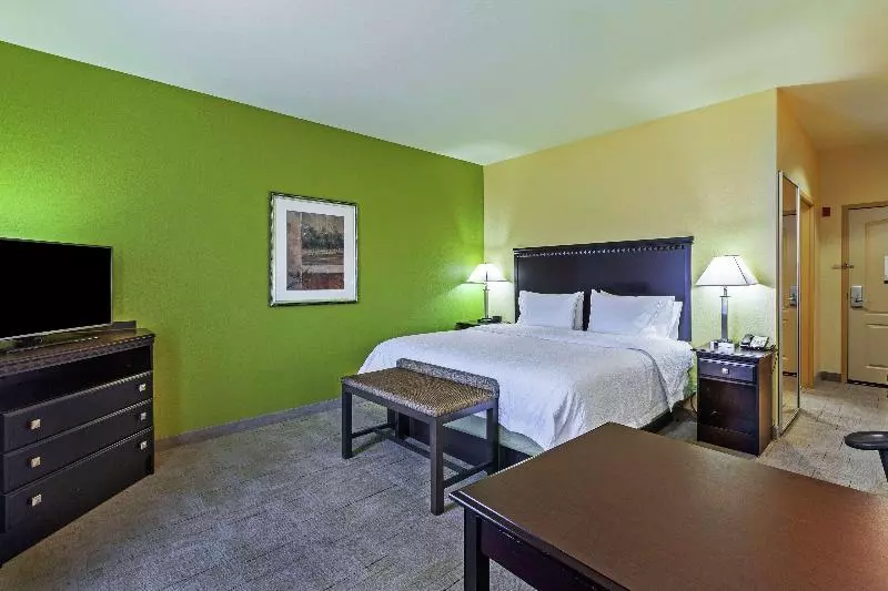 キングサイズベッドのスタンダードルーム, Hampton Inn & Suites Tulsa North/owasso