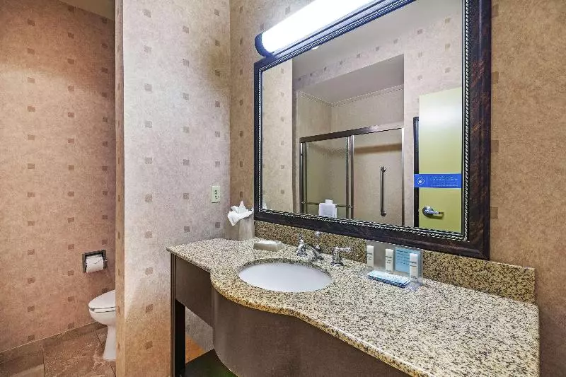 キングサイズベッドのスタンダードルーム, Hampton Inn & Suites Tulsa North/owasso