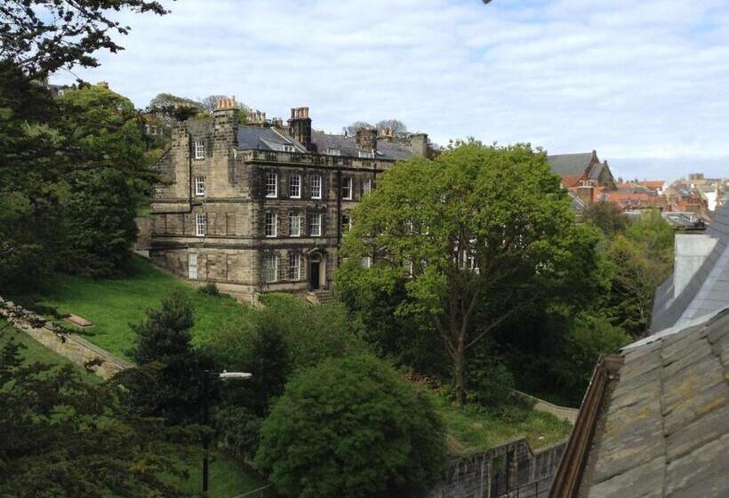 패밀리 룸, Broomfield House