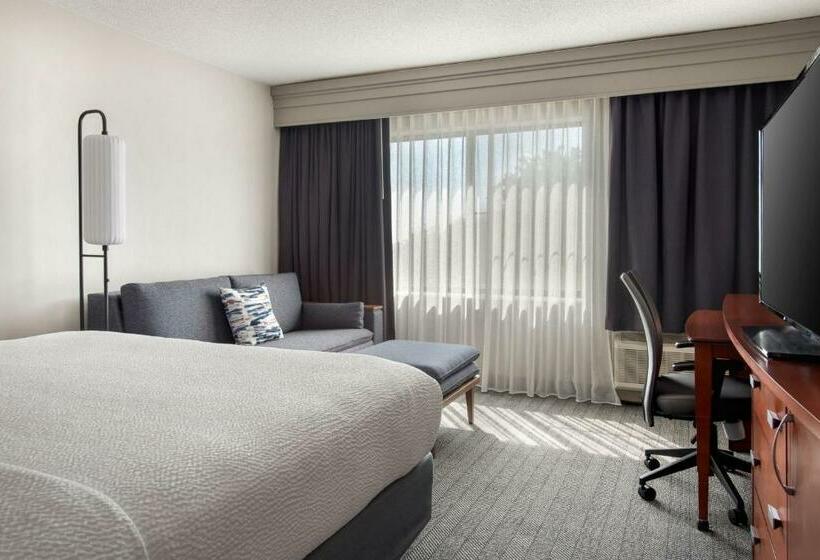 חדר סטנדרט עם מיטת קינג, Courtyard Philadelphia Plymouth Meeting