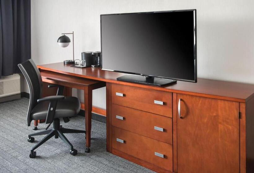 מיטת קינג בסוויטה, Courtyard Philadelphia Plymouth Meeting