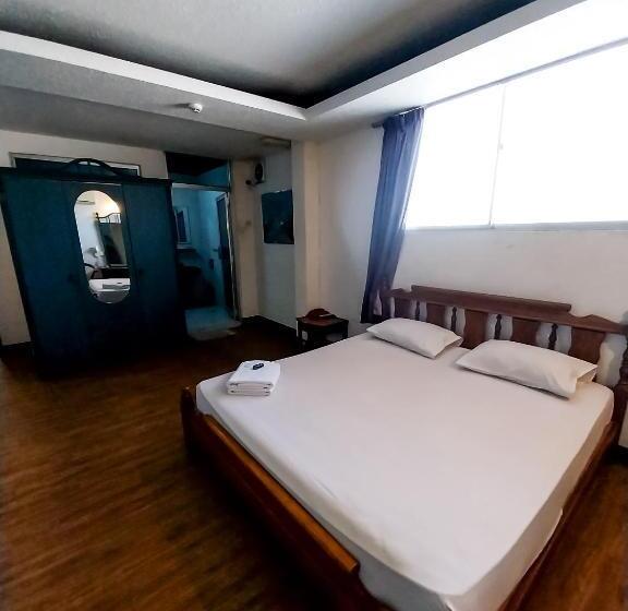 스위트, Hotel Holiday Park