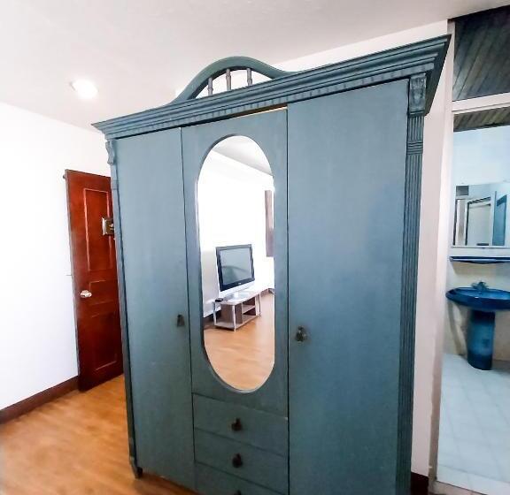 스위트, Hotel Holiday Park