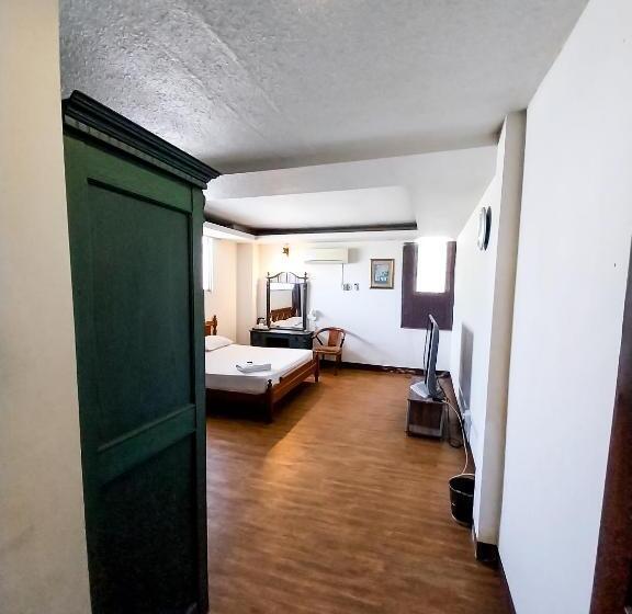 스위트, Hotel Holiday Park